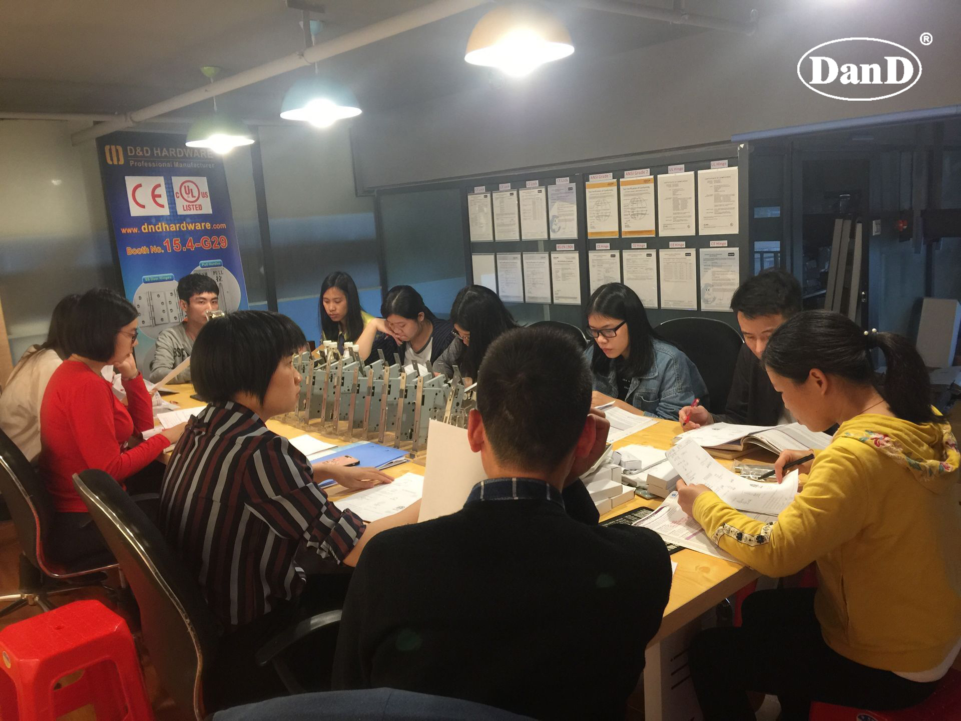 자격을 갖춘 D&D 팀이 고객이 올바른 솔루션-D 및 D 하드웨어를 찾도록 지원하는 방법
